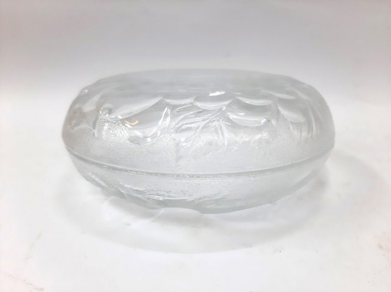 Image 1 of Dos platos de postre de vidrio prensado con estampado de frutas