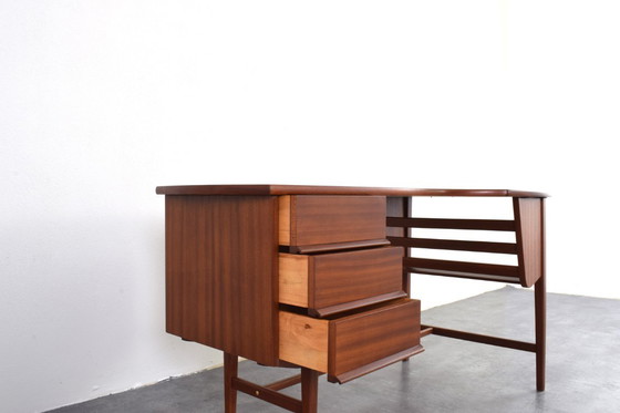 Image 1 of Mid Century Nierenförmiger dänischer Teak-Schreibtisch, 1960er Jahre.
