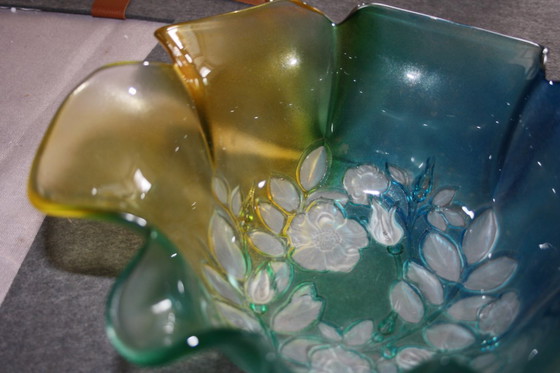 Image 1 of Vintage Walther glazen kom - jaren 1970 - kleurverloop blauw-geel met bloemenpatroon - 27 cm