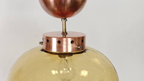 Suspension moderne du milieu du siècle en verre ambré et cuivre / Plafonnier globe de style scandinave des (photo 3 of 10)