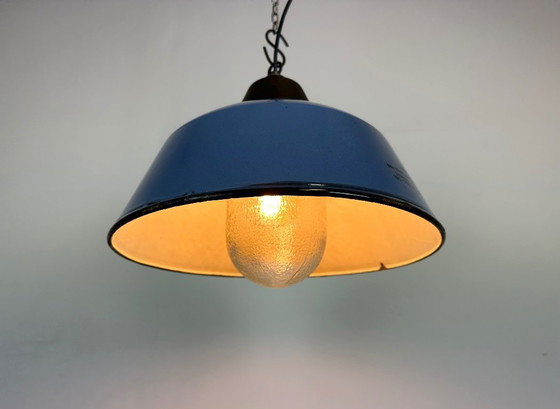 Image 1 of Suspension industrielle en fonte émaillée bleue avec abat-jour en verre, années 1960