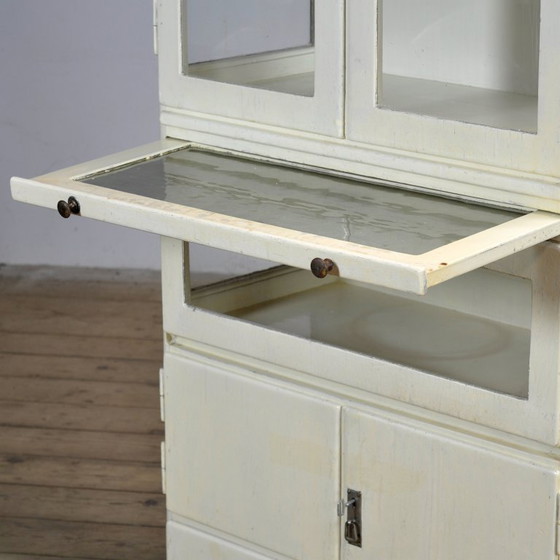 Image 1 of Armoire médicale en bois des années 1930