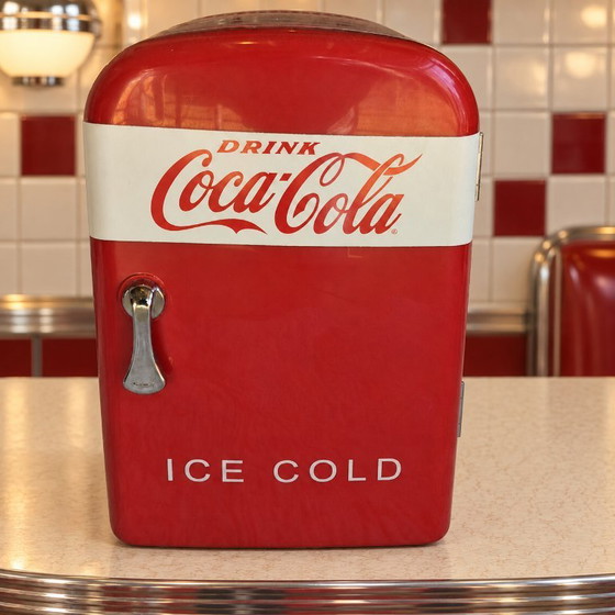 Coca-Cola « Ice Cold » 4-liter Mini-Fridge – Red and White Retro Design – Decorative Objects, Plastic (photo 2 of 14)
