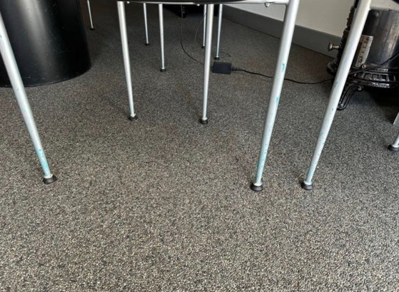 Set van 6 Fasem P40 eetkamer stoelen met rubberen zitting en metalen poten, opknappers – Eetkamerstoelen (photo 6 of 7)