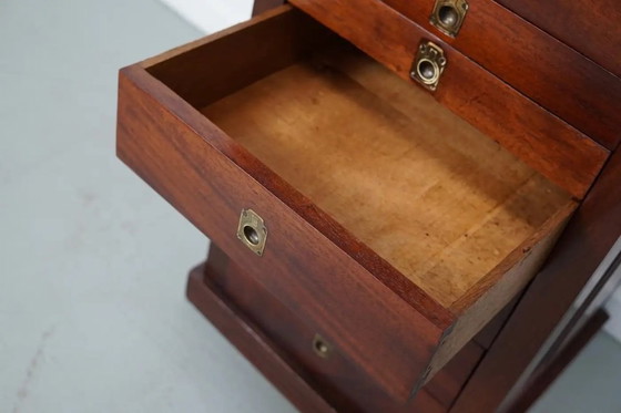 Image 1 of Vitrina antigua inglesa de caoba, siglo XIX