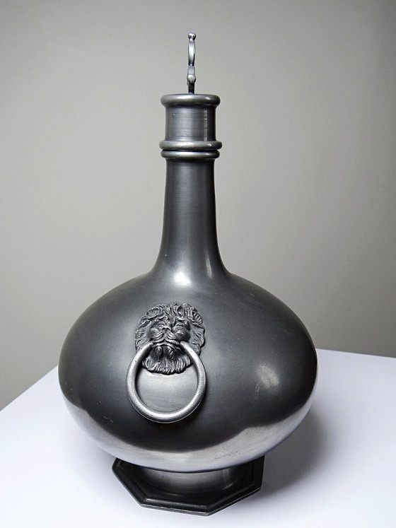 Image 1 of Decoratieve fles, tin, Italië, Peltro, versierd met een leeuwenkop, jaren 1960-1980