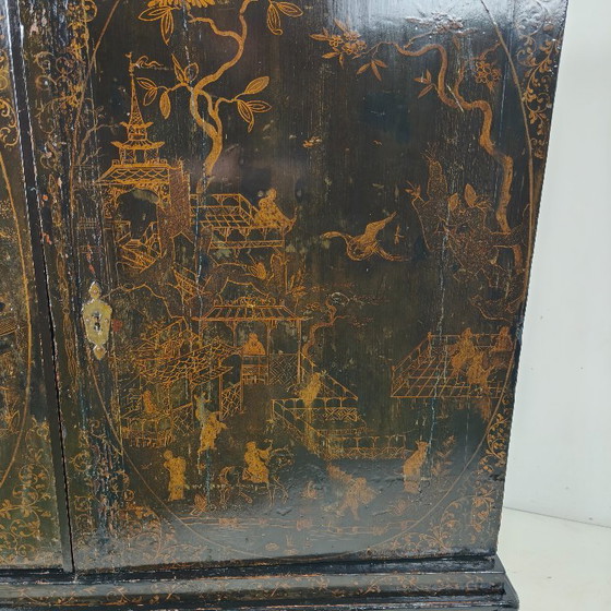 Image 1 of Ein seltener niederländischer Chinoiserie-Schrank aus dem frühen 18. Jahrhundert, lackiert, um 1700.
