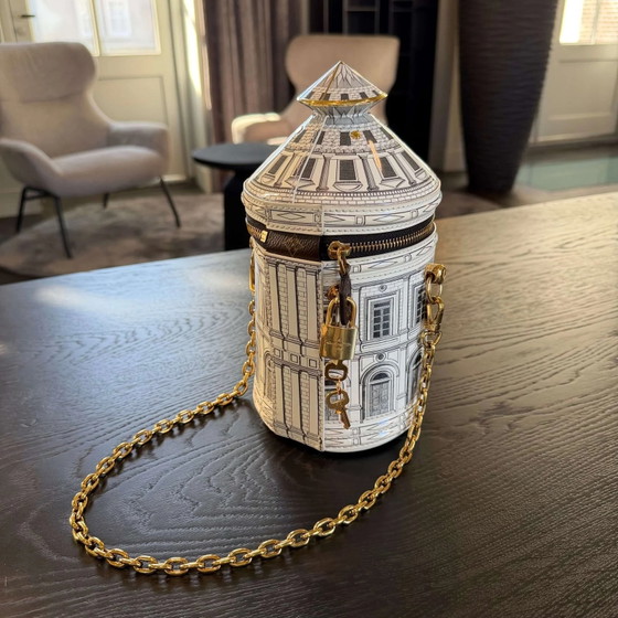 Louis Vuitton Fornasetti Cannes Architekturvase – Andere Taschen, Leinwand (photo 28 of 33)