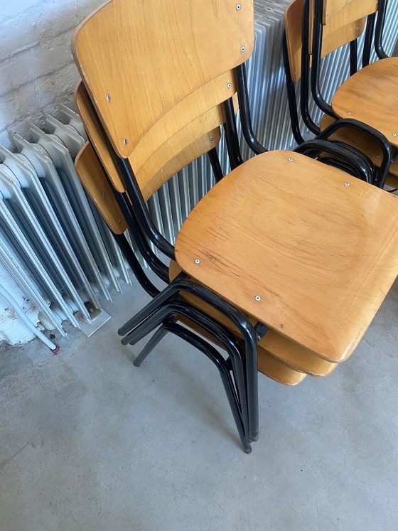 Image 1 of Vintage schoolstoelen met houten zitting en metalen frame