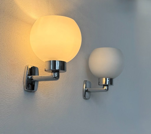 Coppia di applique vintage, cromo e vetro opalino, Francia, 1970