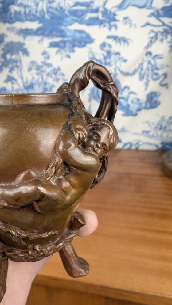 Image 1 of Piccolo vaso a treppiede firmato Barrias e Barbedienne in bronzo dorato Art Nouveau, fine XIX secolo