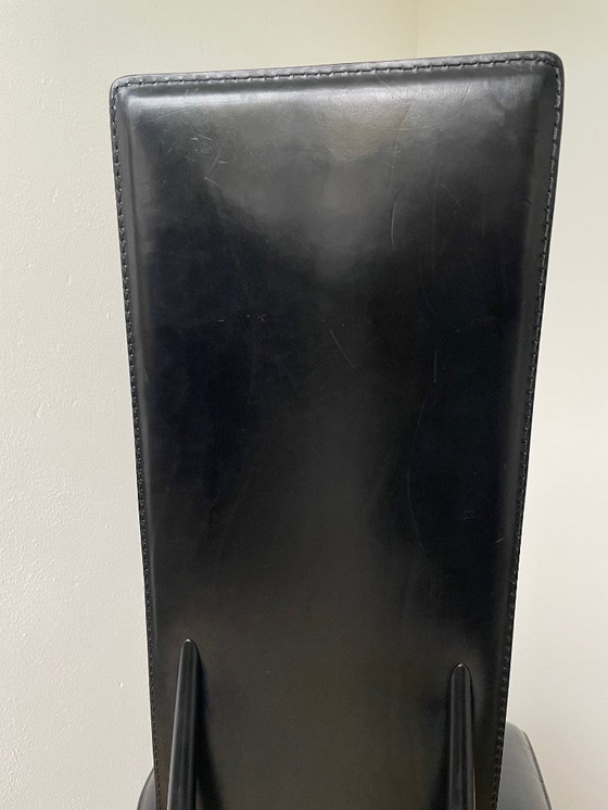 Image 1 of Een paar vintage zwarte leren Italiaanse design eetkamerstoelen (Fasem S44)