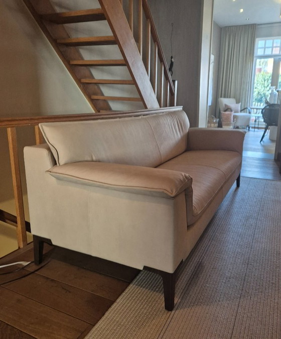 Image 1 of Durlet sofa model Manta , 220cm breed in leder velvet ivoor en onderstel in kleur eik rookgrijs.