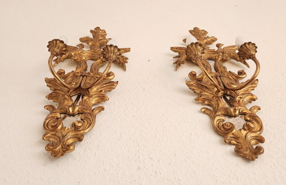 Lámparas de pared antiguas estilo rocalla, madera dorada con pan de oro, placas de espejo antiguas (photo 10 of 18)