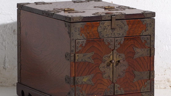 Antica scatola da toeletta con specchio in legno di zelkova – Corea, 1900 circa – Tolette, Glass, Brass (photo 3 of 40)