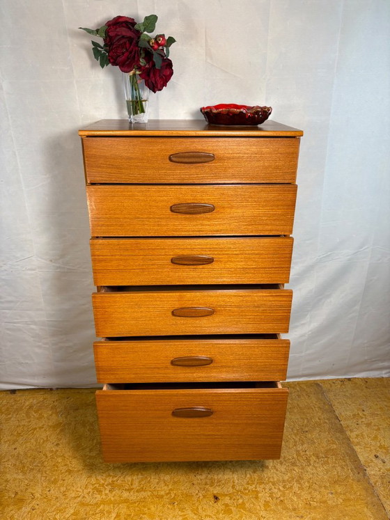 Commode vintage Austinsuite en teck | Années 1960 | Design scandinave danois | 6 tiroirs. Une superbe commode (photo 3 of 8)