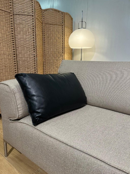 2 cuscini in pelle nera con design personalizzato, in condizioni perfette.