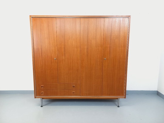 Image 1 of Vintage Scandinavische modernistische kledingkast van teakhout en metaal uit de jaren 60.