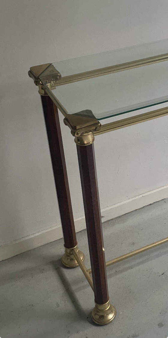 Mesa consola de lujo con tablero de cristal y detalles de latón. – Glass, Wood (photo 5 of 5)