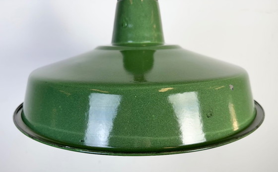 Image 1 of Industriële groene emaille fabriekshanglamp, jaren 60