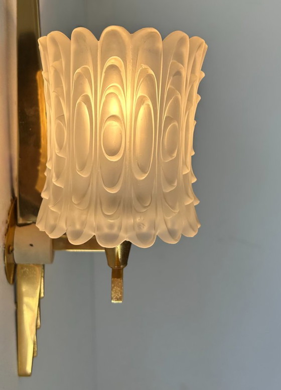 Image 1 of Paire d'appliques doubles laiton et verre moulé pressé sablé, Maison Arlus France 1950