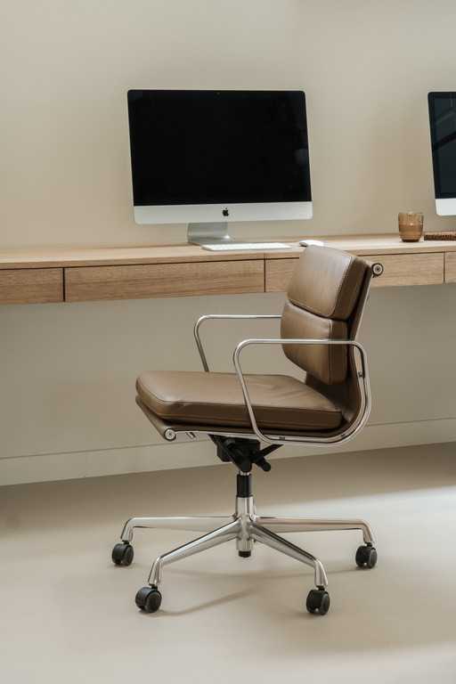 Vitra office chair EA217