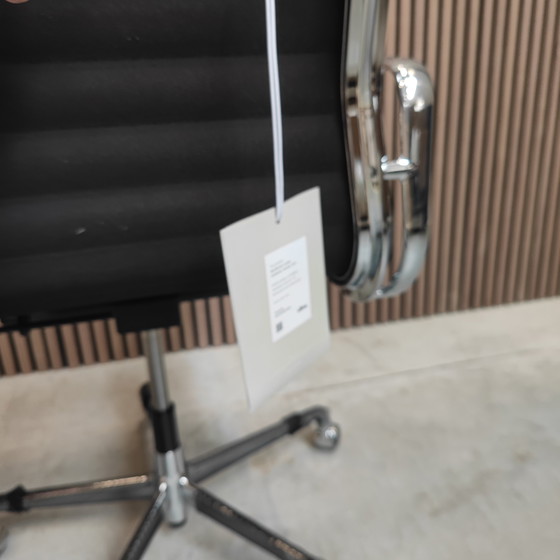 Image 1 of Vitra Eames EA 119 Bureaustoel in Mokka Premium Leder