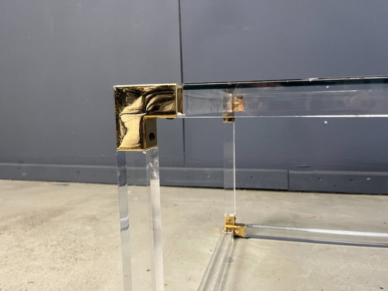 Image 1 of Tavolino da caffè vintage in ottone e lucite nello stile di Charles Hollis Jones, anni '70