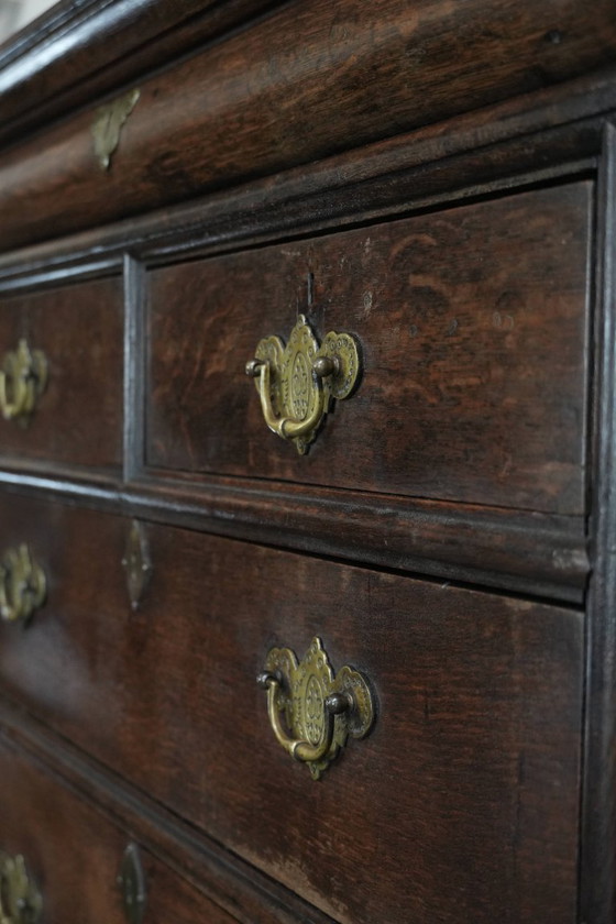 Image 1 of Cómoda antigua inglesa con soporte de principios del siglo XVIII