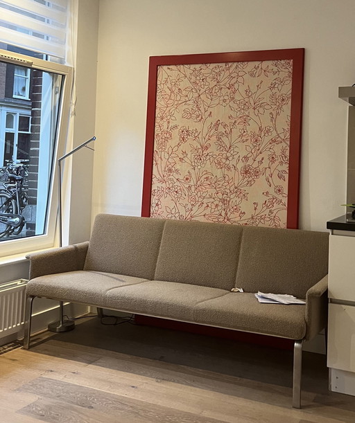 Design vintage sofa - comfortable and minimalistic , beige light 