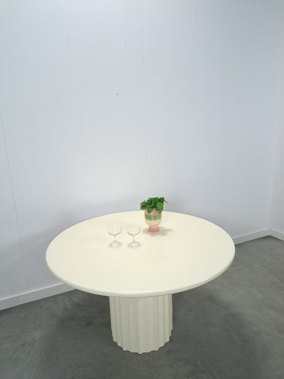 Image 1 of Runder, cremefarbener Esstisch mit gerippten Beinen
