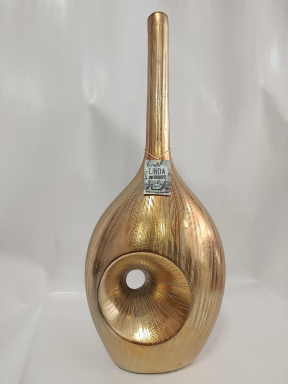 Image 1 of Elegante oggetto decorativo in oro dal design scultoreo moderno.
