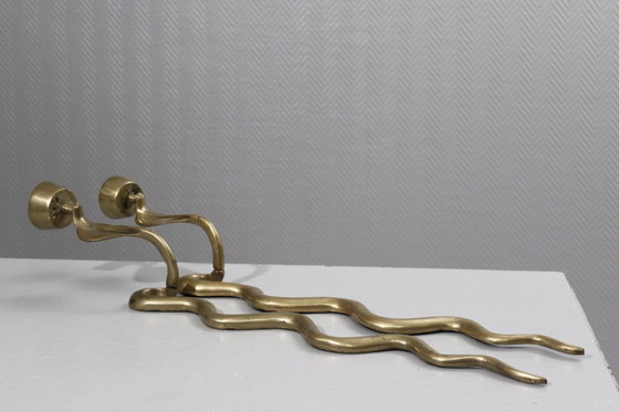 Image 1 of Coppia di grandi applique/candelabri in ottone a forma di cobra, XX secolo.