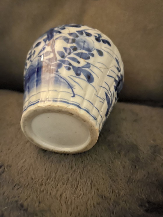 Image 1 of Japanse antieke blauw witte geribbelde gemberpotten Imari stijl 24cm ( alleen linker pot op de foto’s)