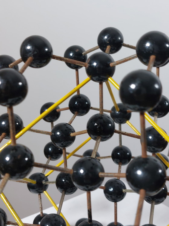 Image 1 of Ancien modèle structural, outil pédagogique de chimie, atomes, République tchèque, diamant