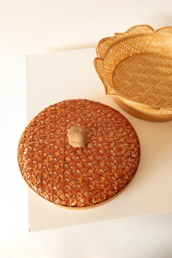 Image 1 of Boîte vintage en osier tressé à la main avec couvercle