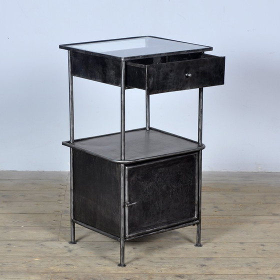 Table de nuit, années 1910 – Tables de nuit, Verre, Métal (photo 5 of 12)