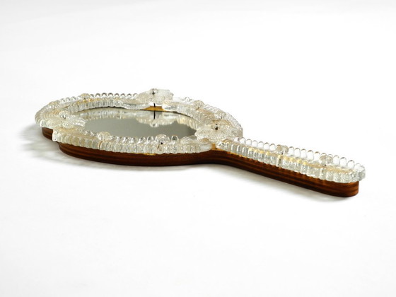 Image 1 of Magnifique miroir à main ou mural vénitien Mid Century Modern avec rosaces en verre de Murano. Fabriqué en Italie.