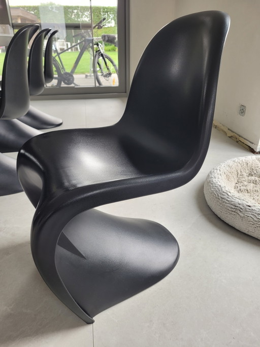 8 mattschwarze Stühle in einwandfreiem Zustand!