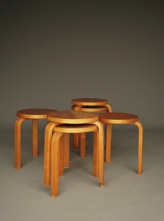Image 1 of Set van 6 krukken model 60 van Alvar Aalto voor Artek Finland, jaren 1940.