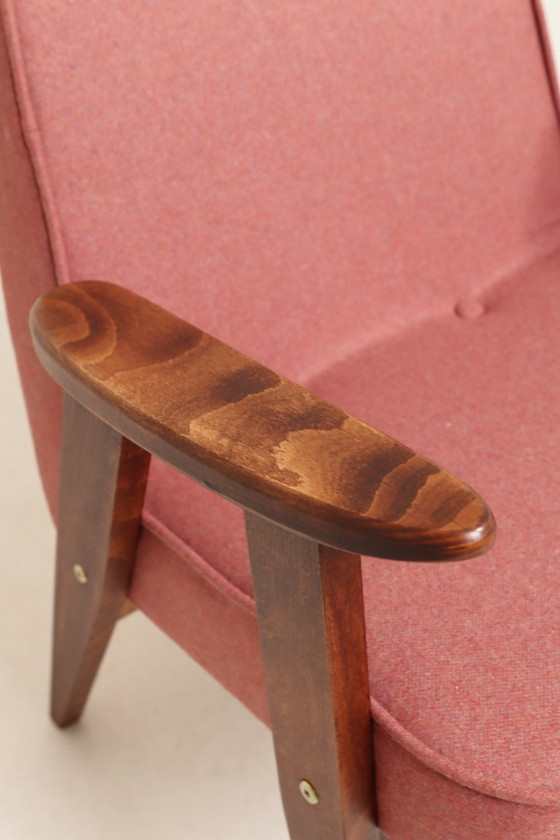 Image 1 of Poltrona lounge in stile retrò con rivestimento in lana rosa indiana, restaurata.