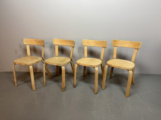 Juego de 4 sillas de contrachapado Alvar Aalto modelo 69 de primera edición para Artek, Finlandia, década de 1940.