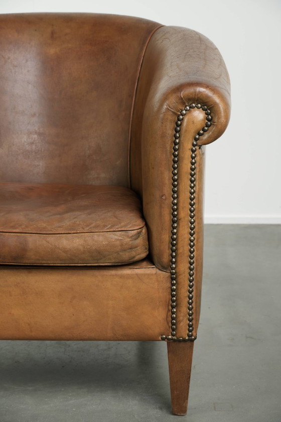 Leuke grote en comfortabele vintage schapenleren clubfauteuil in een mooie lichte cognac kleur – Leather (photo 9 of 12)