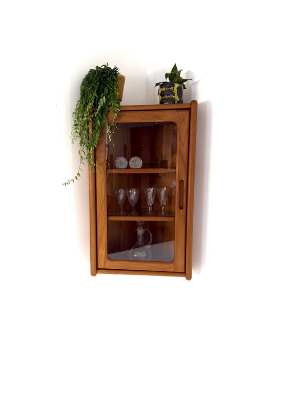 Image 1 of Vetrina vintage sospesa (ad angolo), Dyrlund '70