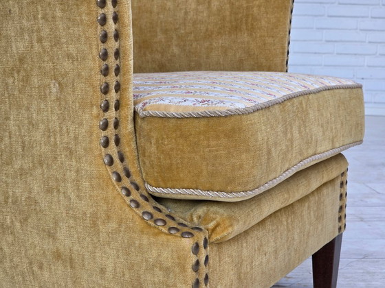 Image 1 of Fauteuil danois des années 1960, velours d'ameublement jaune miel, état d'origine.