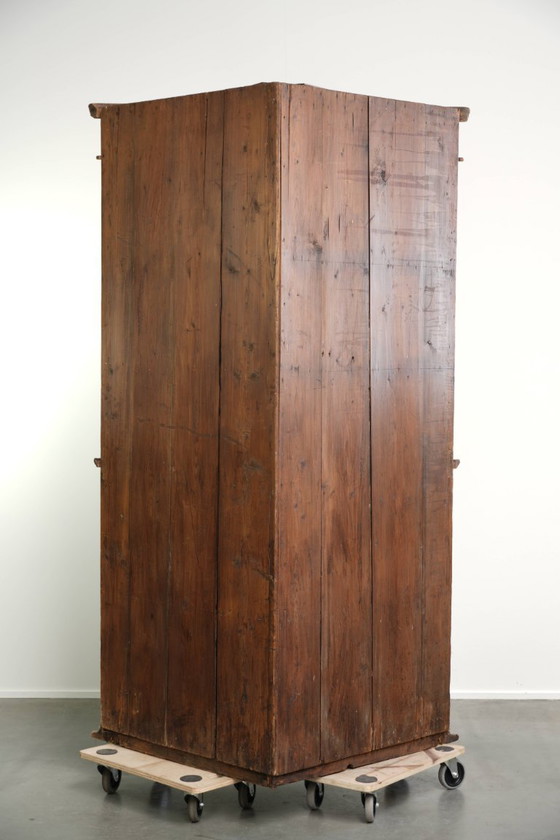 Belle armoire d'angle hollandaise pratique en vieux pin avec de beaux détails et une très belle patine (photo 4 of 12)