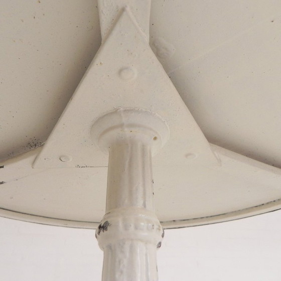 Image 1 of Mesa de bistró con patas de hierro fundido y tablero de mármol, década de 1920.