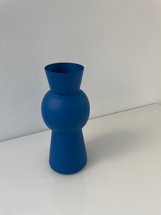 Image 1 of Jarrón de diseño moderno azul fabricado en aluminio con recubrimiento en polvo.