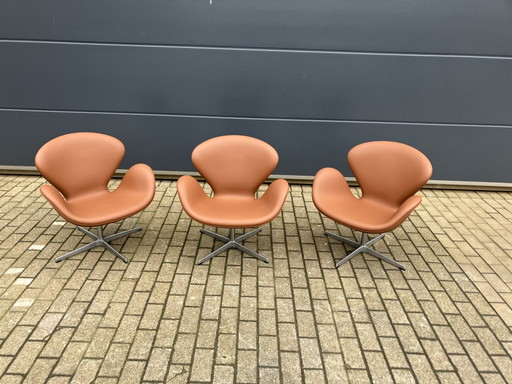 3 sillas Swan de Fritz Hansen, de cuero color coñac, ¡en perfecto estado!