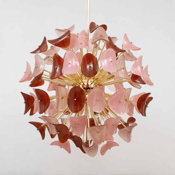 Image 1 of Italiaanse Sputnik-kroonluchter in roze en robijnrood Murano-glas en messing